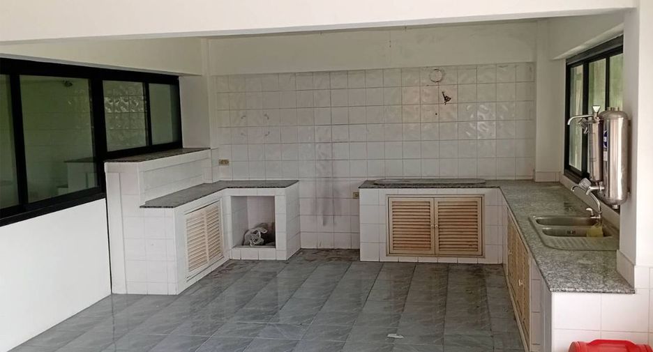 Local comercial en alquiler y en venta de 3 habitaciones en Taling Chan, Bangkok
