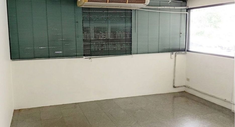 Local comercial en alquiler y en venta de 3 habitaciones en Taling Chan, Bangkok