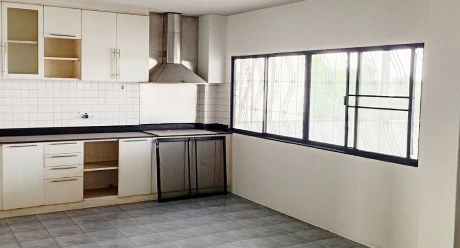 Local comercial en alquiler y en venta de 3 habitaciones en Taling Chan, Bangkok