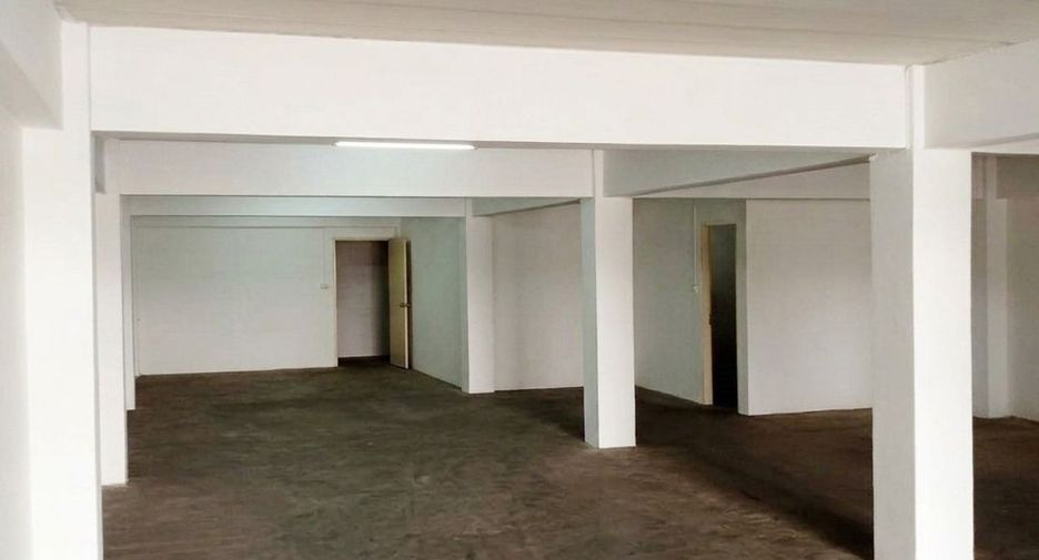Local comercial en alquiler y en venta de 3 habitaciones en Taling Chan, Bangkok
