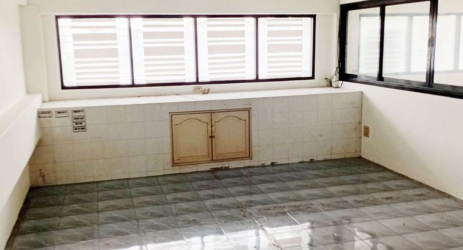 Local comercial en alquiler y en venta de 3 habitaciones en Taling Chan, Bangkok