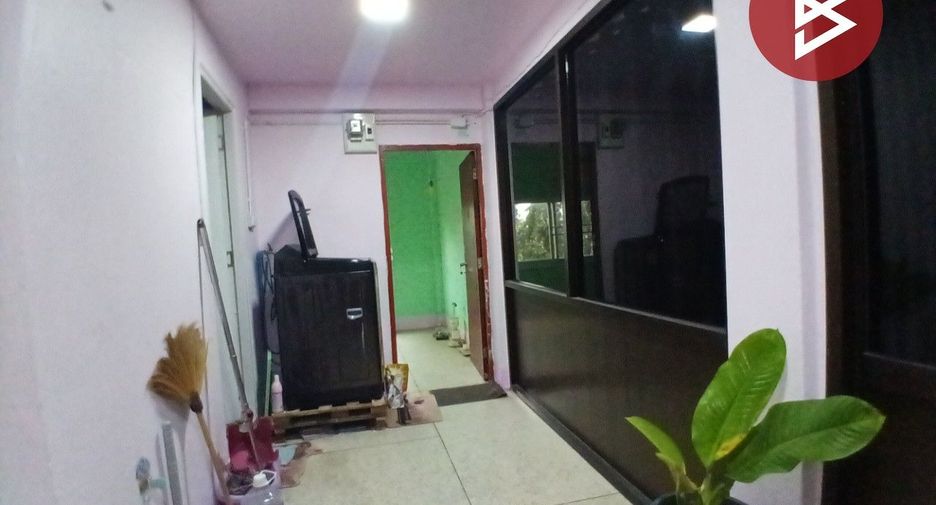 Local comercial en venta de 12 habitaciones en Bang Khun Thian, Bangkok