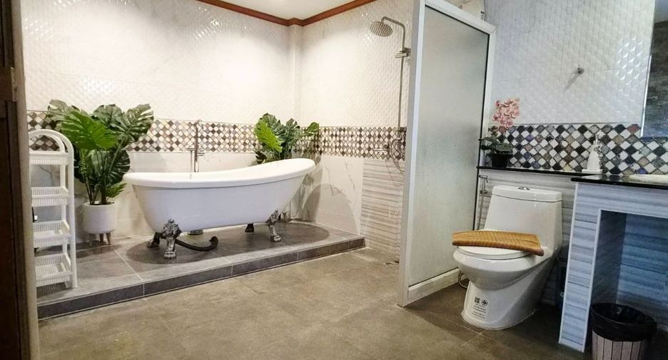 À louer et à vendre 5 chambres villa à Huay Yai, Pattaya