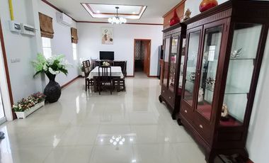 À louer et à vendre 5 chambres villa à Huay Yai, Pattaya