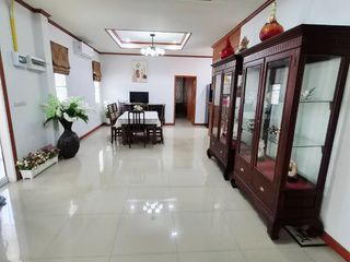 Villa en alquiler y en venta de 5 habitaciones en Bang Lamung, Chonburi