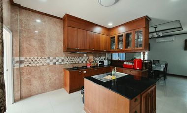 À louer et à vendre 5 chambres villa à Huay Yai, Pattaya
