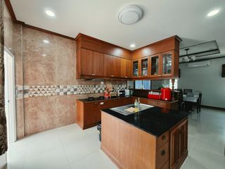 Villa en alquiler y en venta de 5 habitaciones en Bang Lamung, Chonburi