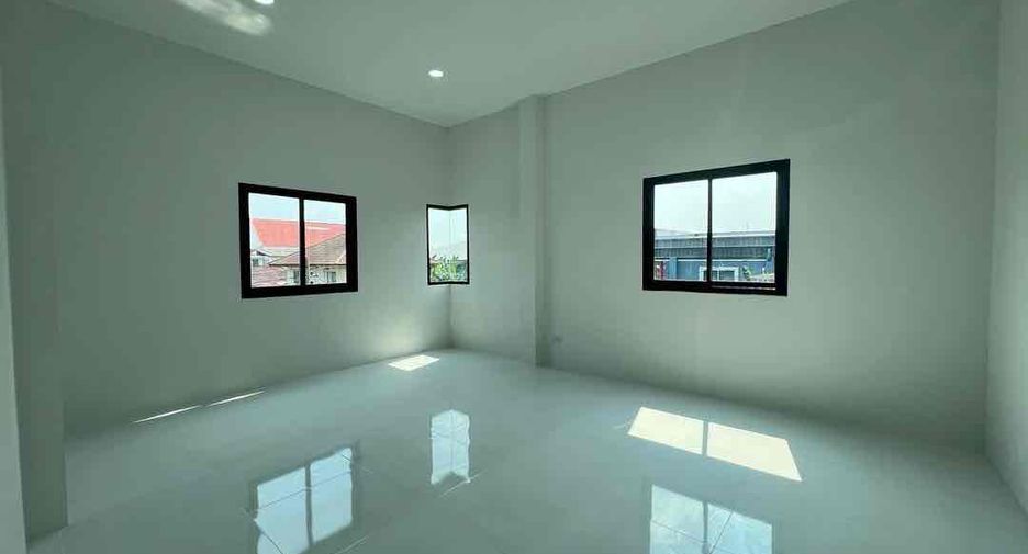 Local comercial en alquiler de 3 habitaciones en Lam Luk Ka, Pathum Thani