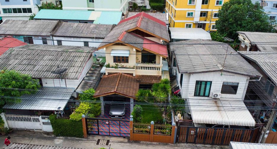出售 3 卧室 独立屋 在 Phra Khanong, 曼谷