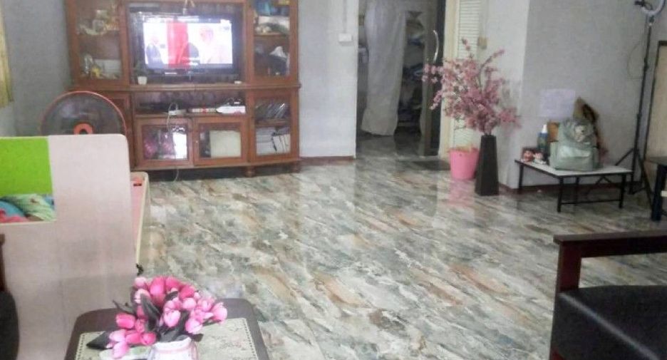 For sale 3 ベッドルーム townhouse in Bang Nam Priao, Chachoengsao