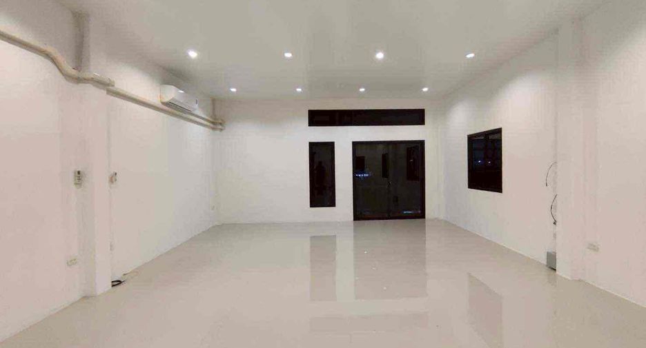 Local comercial en alquiler de 7 habitaciones en Lam Luk Ka, Pathum Thani