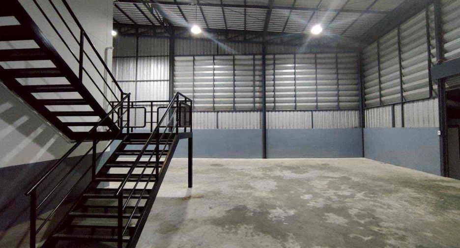 Local comercial en alquiler de 7 habitaciones en Lam Luk Ka, Pathum Thani