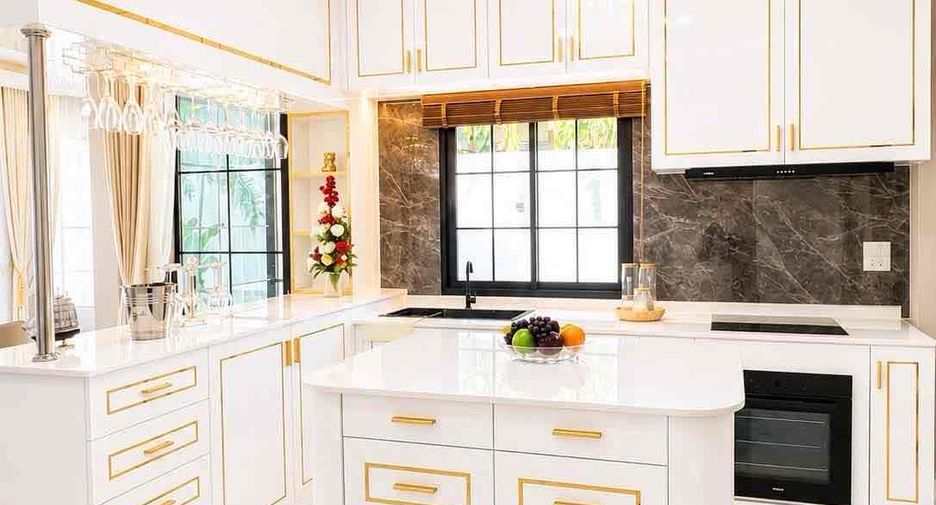 Villa en venta de 4 habitaciones en Bang Lamung, Chonburi