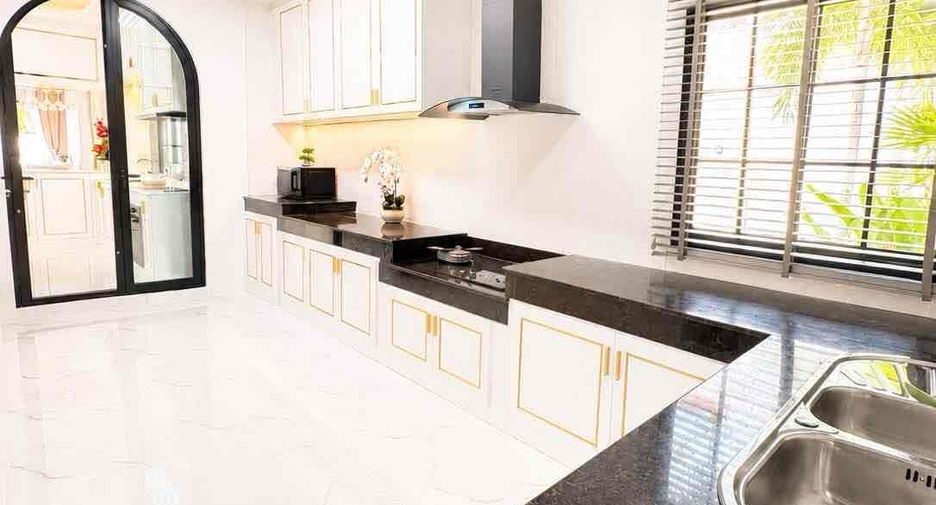 Villa en venta de 4 habitaciones en Bang Lamung, Chonburi