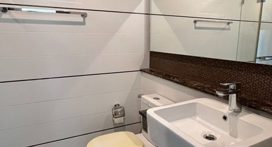 For rent 3 bedrooms townhouse in Lat Phrao, Bangkok