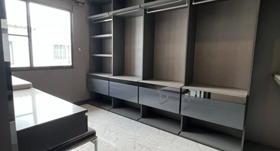 For rent 3 bedrooms townhouse in Lat Phrao, Bangkok