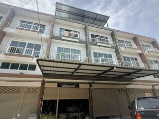 Reihenhaus zum Kauf mit 9 Zimmer in Bang Khun Thian, Bangkok