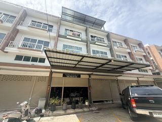 Reihenhaus zum Kauf mit 9 Zimmer in Bang Khun Thian, Bangkok