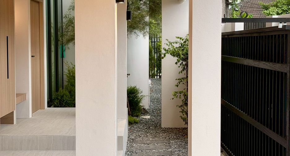 For sale 4 bedrooms house in Mueang Chiang Mai, Chiang Mai