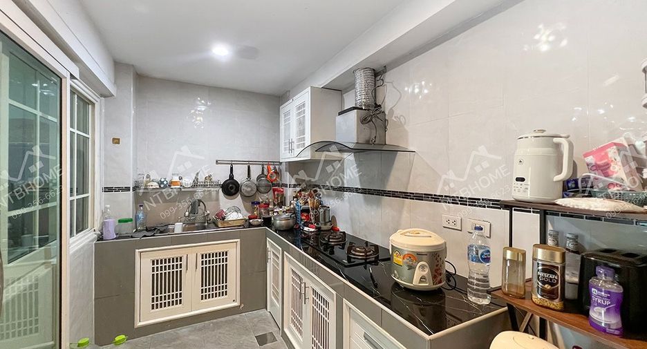 Casa adosada en venta de 4 habitaciones en Bang Kruai, Nonthaburi