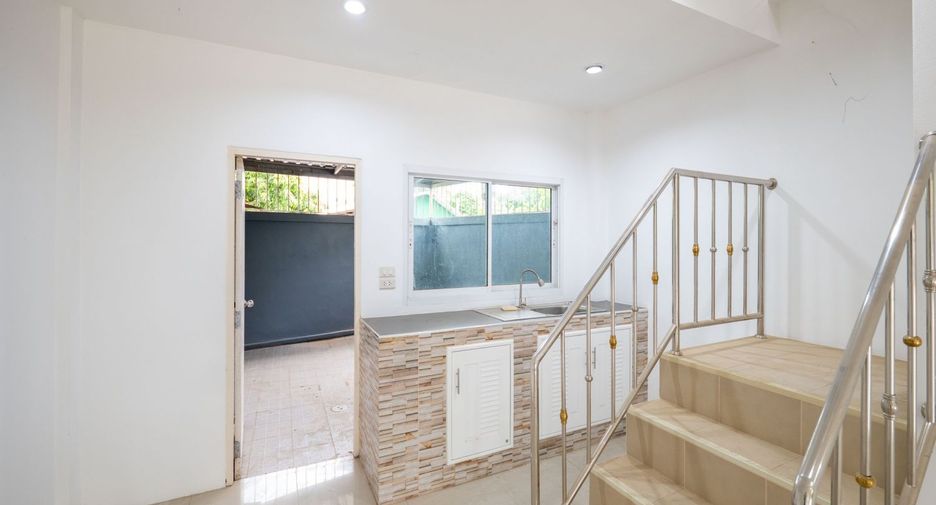 For sale 2 ベッドルーム townhouse in Huay Yai, Pattaya