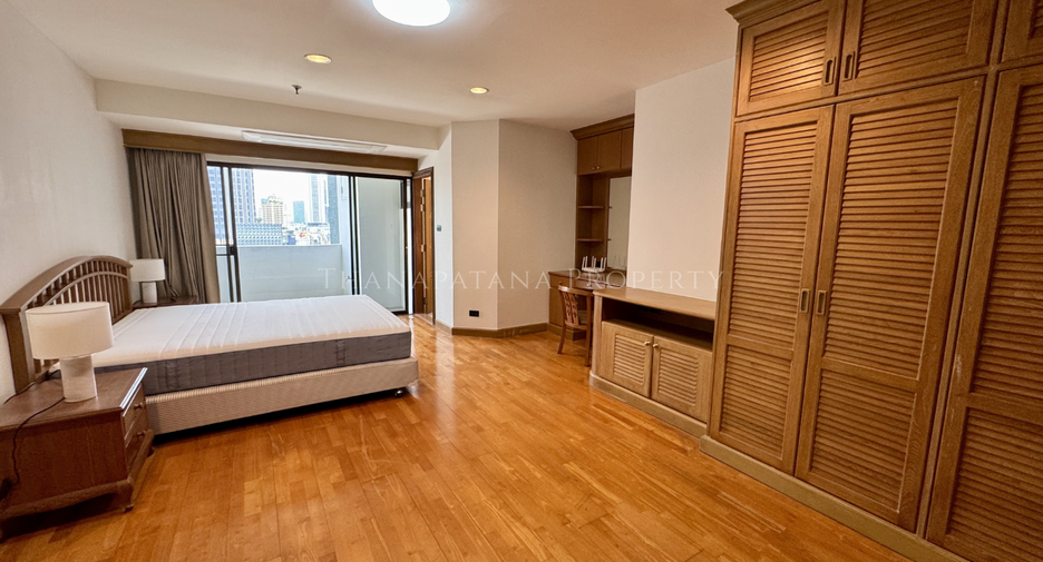 For sale 3 bedrooms condo in Watthana, Bangkok