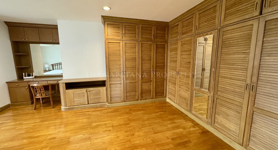 For sale 3 bedrooms condo in Watthana, Bangkok