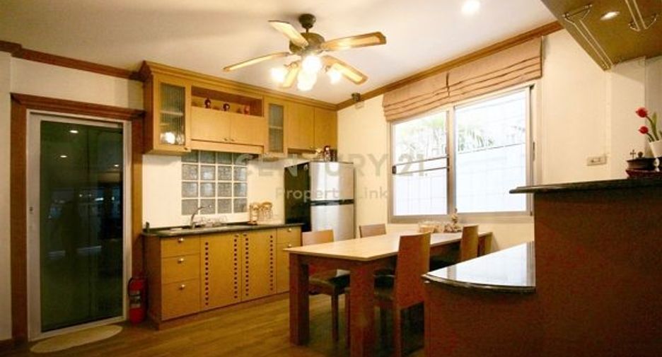 For rent 3 ベッドルーム house in Phaya Thai, Bangkok