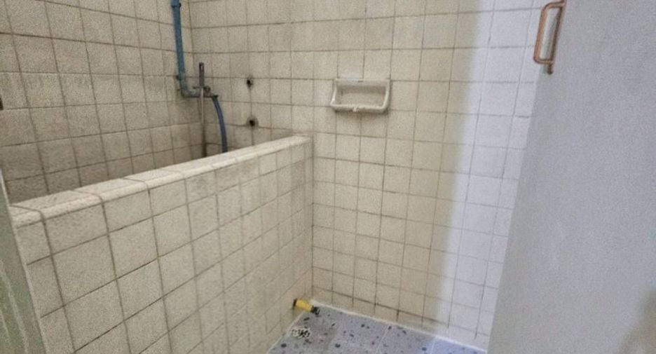 Local comercial en venta de 2 habitaciones en Rat Burana, Bangkok