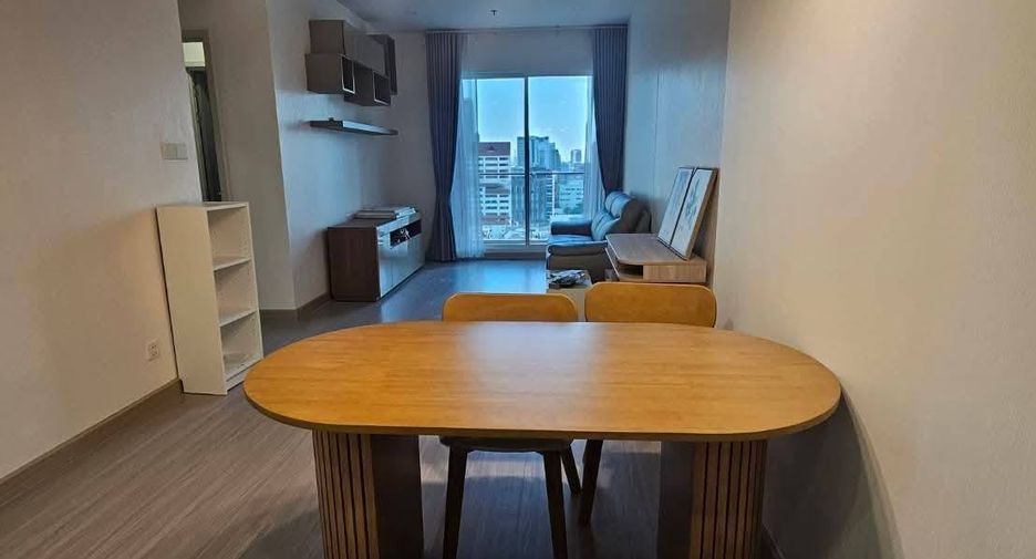 For rent 2 bedrooms condo in Bang Rak, Bangkok