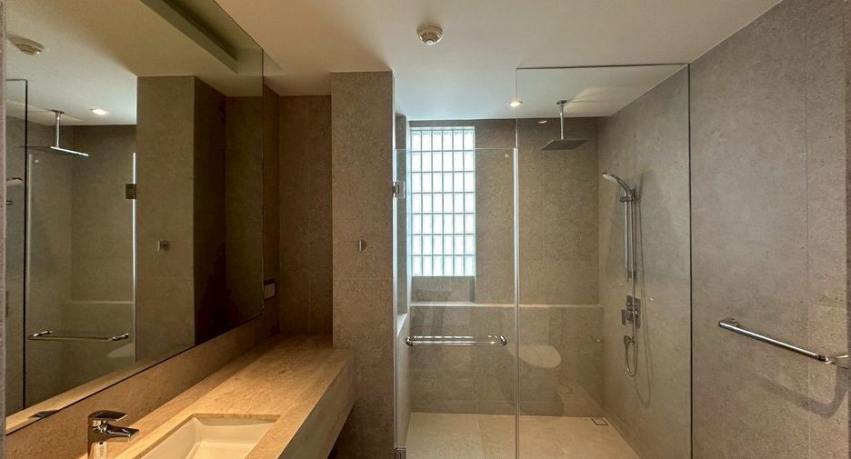 Haus zur Miete und zum Kauf mit 4 Zimmer in Yan Nawa, Bangkok