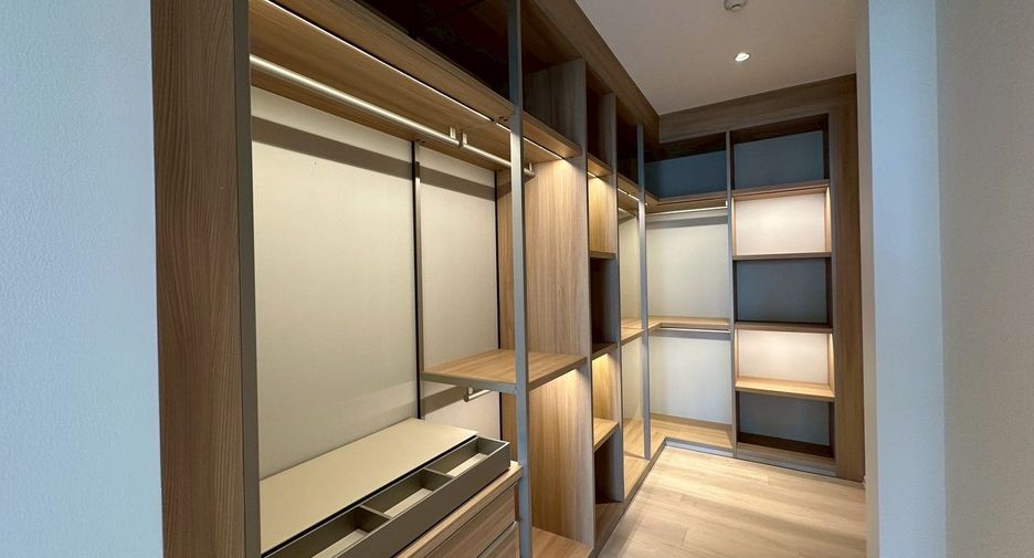 Haus zur Miete und zum Kauf mit 4 Zimmer in Yan Nawa, Bangkok