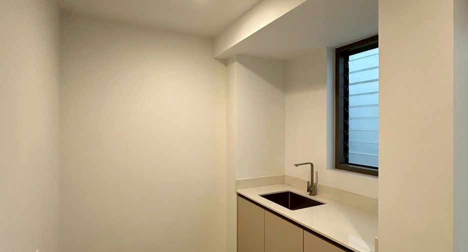 Haus zur Miete und zum Kauf mit 4 Zimmer in Yan Nawa, Bangkok