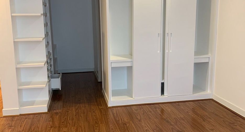 For rent 3 bedrooms serviced apartment in Watthana, Bangkok