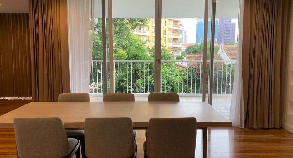 For rent 3 bedrooms serviced apartment in Watthana, Bangkok