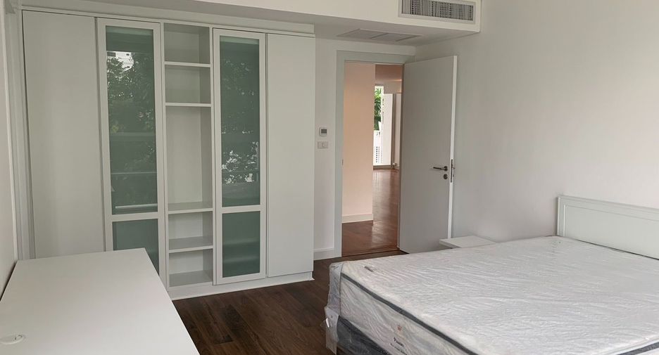 À louer 4 chambres appartement avec services à Watthana, Bangkok