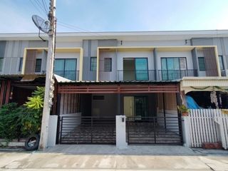 À vendre 3 chambres maison de ville à Prawet, Bangkok