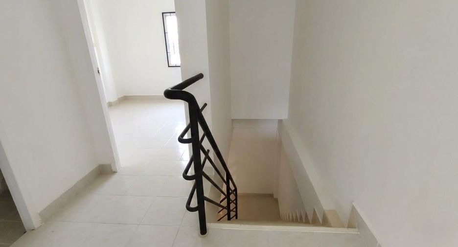 Casa adosada en venta de 2 habitaciones en Mueang Samut Prakan, Samut Prakan