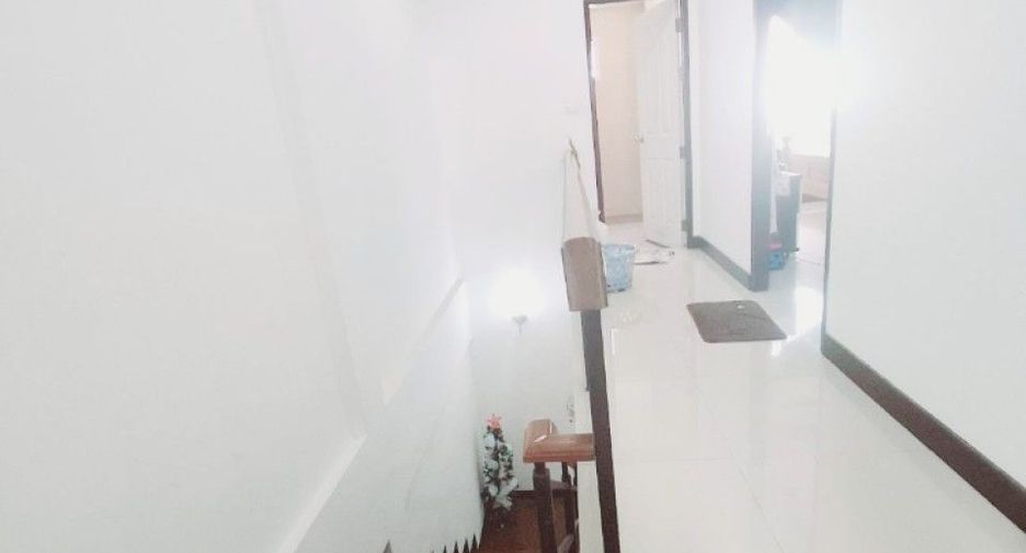 Casa adosada en venta de 3 habitaciones en Khlong Sam Wa, Bangkok
