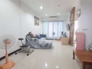 Casa adosada en venta de 3 habitaciones en Khlong Sam Wa, Bangkok