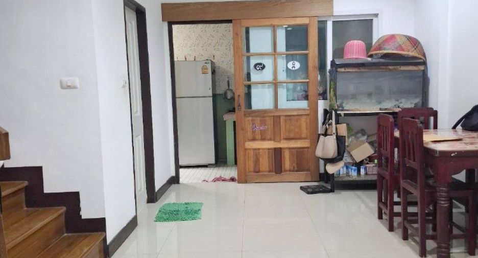 Casa adosada en venta de 3 habitaciones en Khlong Sam Wa, Bangkok