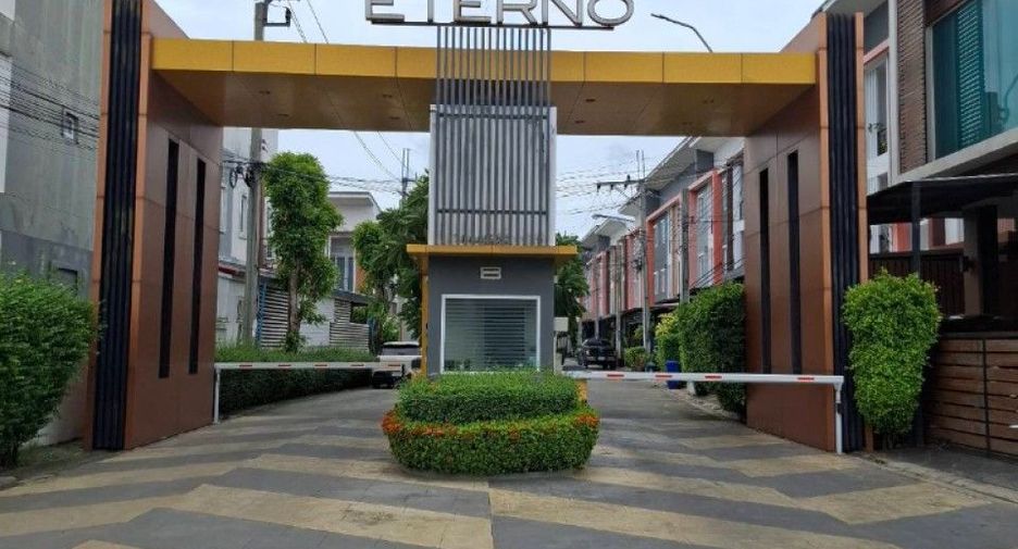 Casa adosada en venta de 3 habitaciones en Khlong Sam Wa, Bangkok