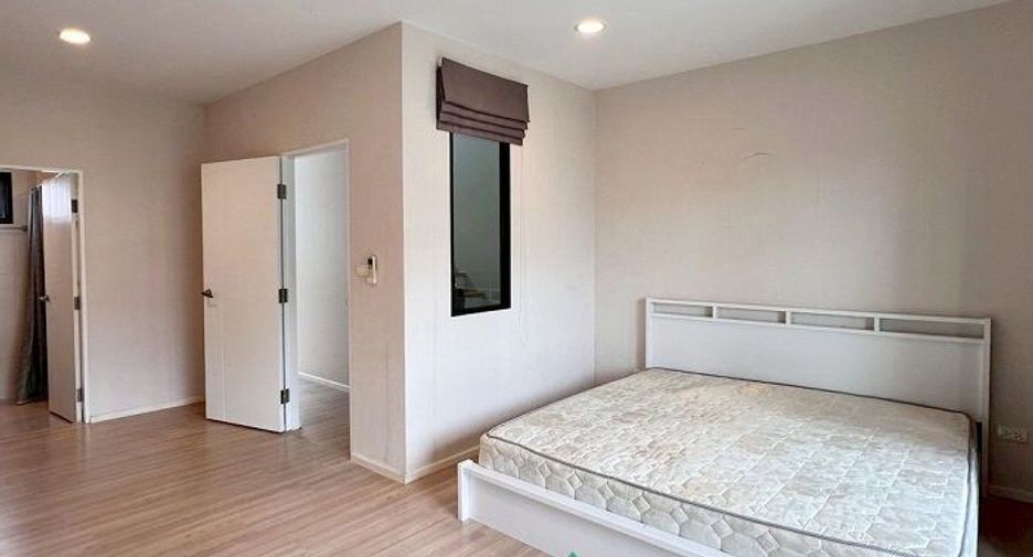For sale 3 bedrooms townhouse in Phasi Charoen, Bangkok