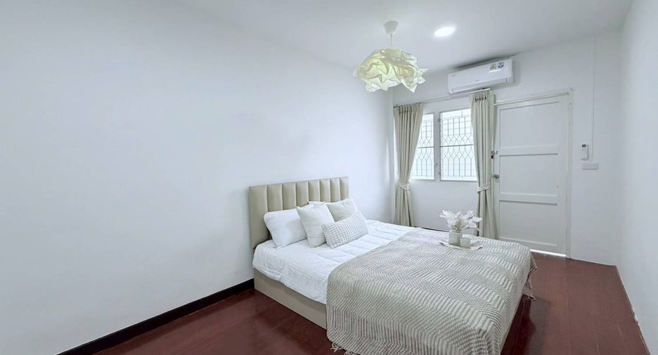 À louer 6 chambres maison à Huai Khwang, Bangkok