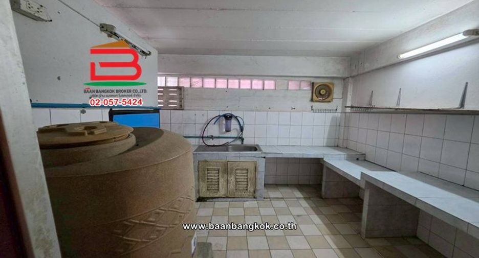 Gewerbefläche zur Miete und zum Kauf mit 3 Zimmer in Lam Luk Ka, Pathum Thani