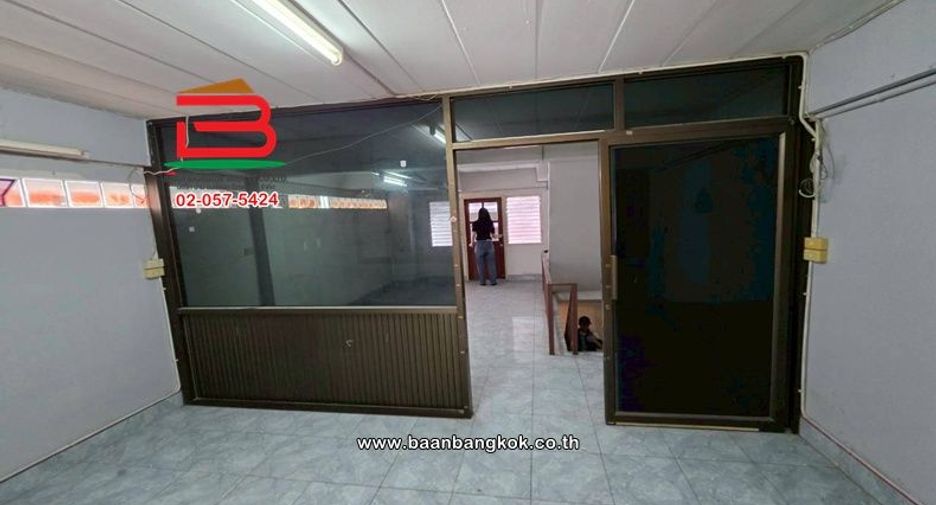 Gewerbefläche zur Miete und zum Kauf mit 3 Zimmer in Lam Luk Ka, Pathum Thani