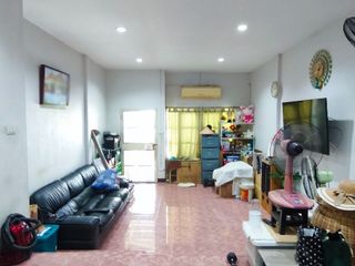 Casa adosada en venta de 3 habitaciones en Khlong Sam Wa, Bangkok