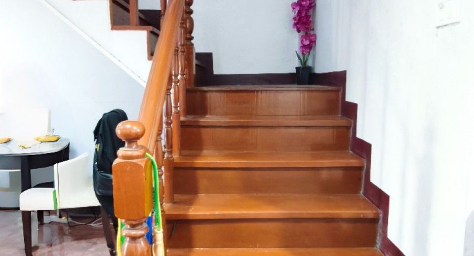 Casa adosada en venta de 3 habitaciones en Khlong Sam Wa, Bangkok