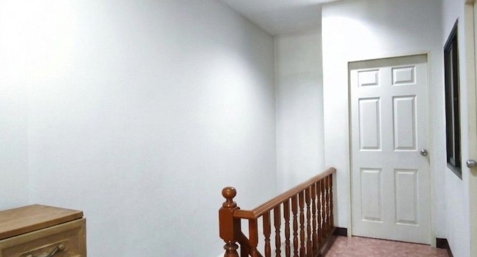 Casa adosada en venta de 3 habitaciones en Khlong Sam Wa, Bangkok