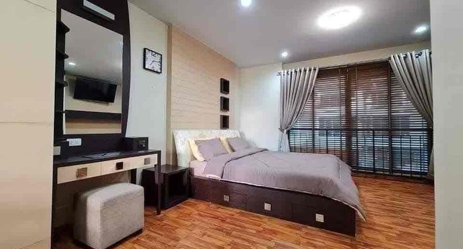 Haus zur Miete mit 3 Zimmer in Phra Khanong, Bangkok